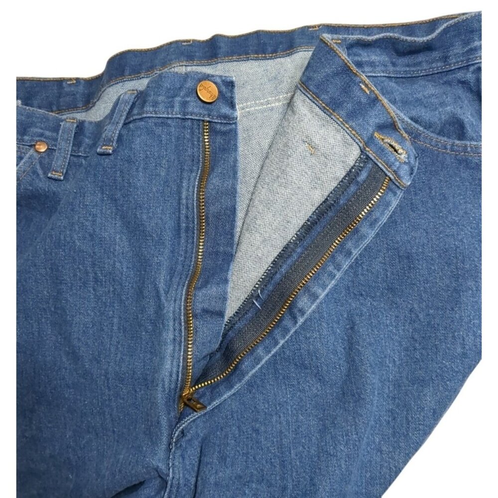 Wrangler Men Denim Jeans Size 46x30 Relaxed Fit Blue Cotton Classic Straight Leg - Picture 5 of 10